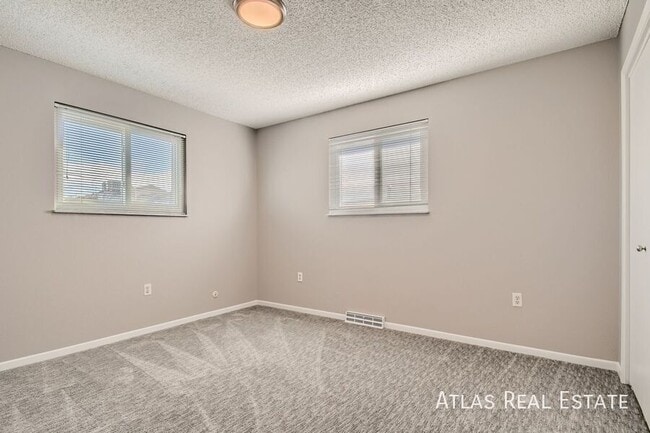 Building Photo - 886 S 11th Ave