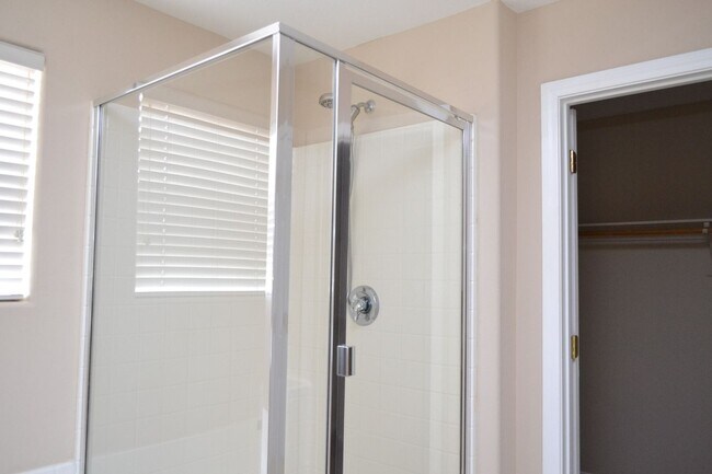 Building Photo - SW - 3 BEDROOMS PLUS LOFT SPACE