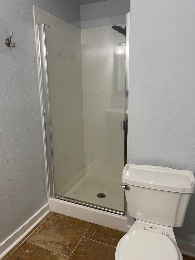 Building Photo - Uptown condo available immediately