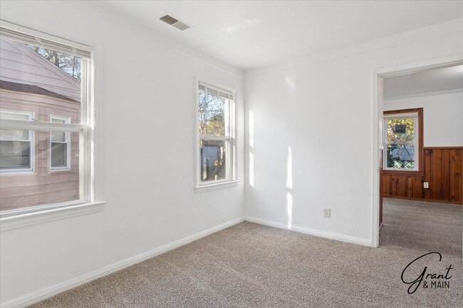 Building Photo - $1,100/month - 2 Bed 1 Bath