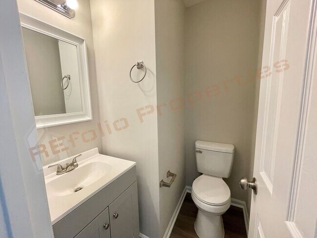 Building Photo - Carpetless 2 BD 1.5 Bath 2 Story Quadplex ...