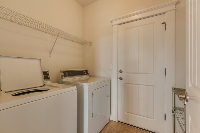 Building Photo - 376 Forest Pl
