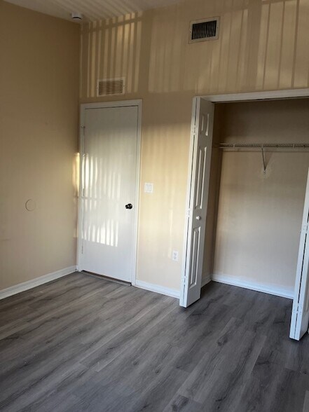 Building Photo - 2621 SE 12th Rd