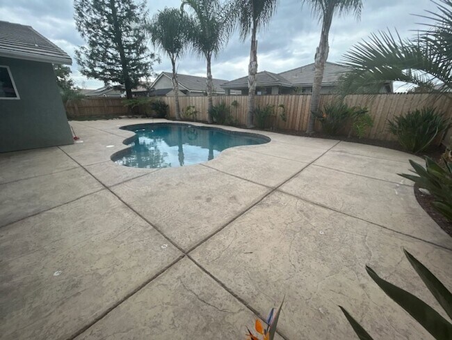 Building Photo - 4 Bedroom 2 Bathroom in SE Visalia with Po...
