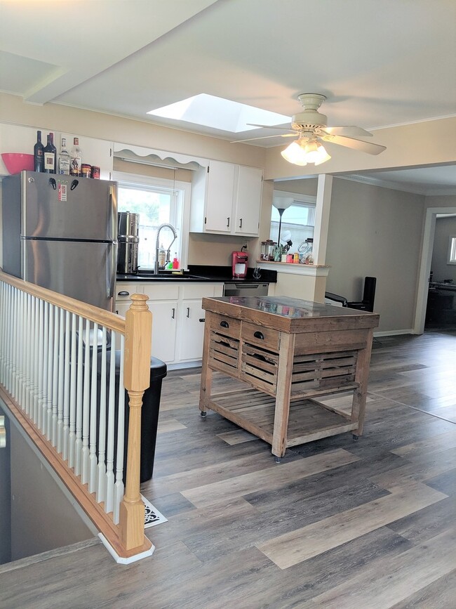 Building Photo - 2 Bedroom Remodeled Home with Lake Access