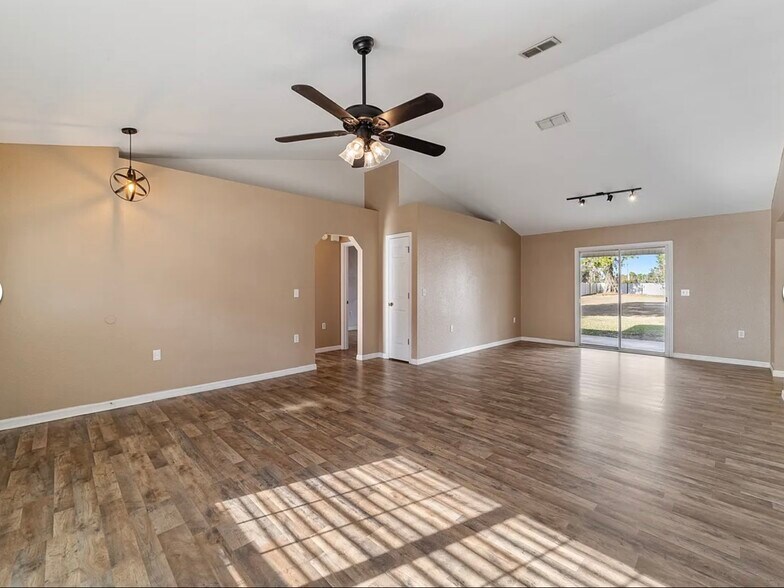 Building Photo - 6930 Bahia Rd