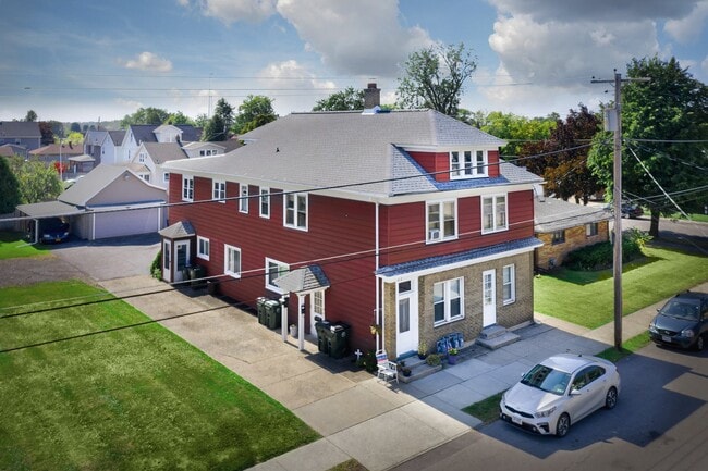 Building Photo - 77 Laverack Ave