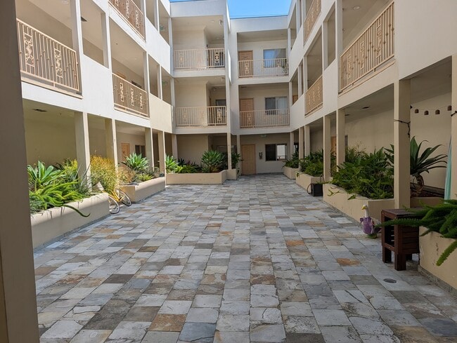 Building Photo - 10849 Fruitland Dr