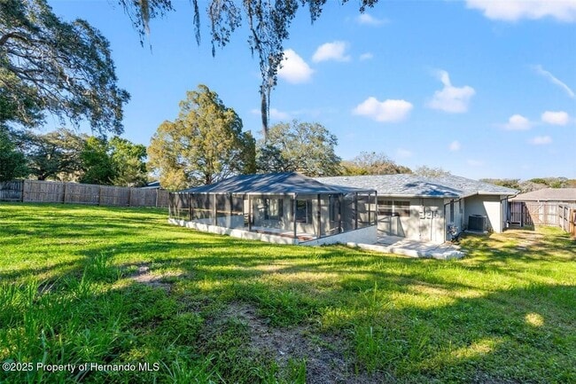 Building Photo - 7370 Holiday Dr