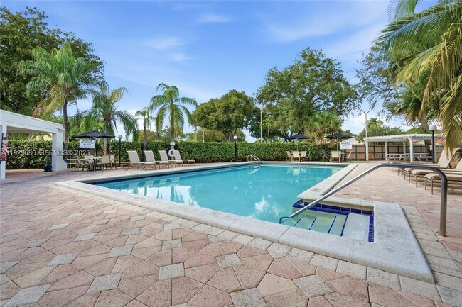 Building Photo - 2160 SW 16th Ave