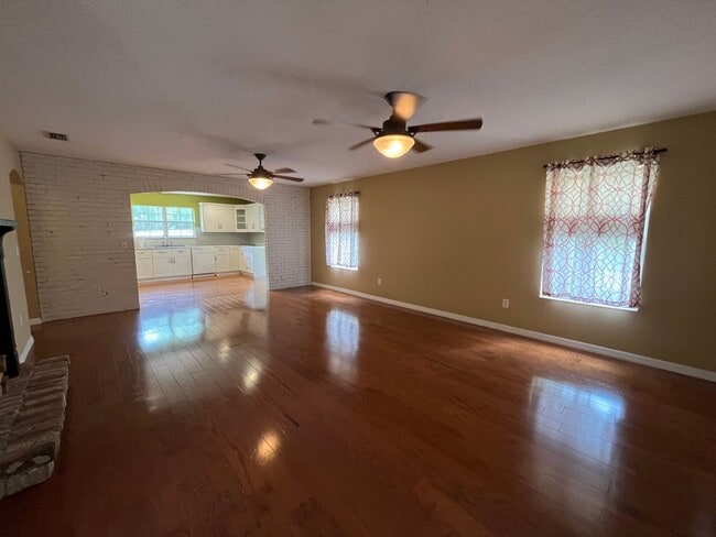 Building Photo - 3 Bedroom, 2 Bath home w/2 Car Garage on 5...