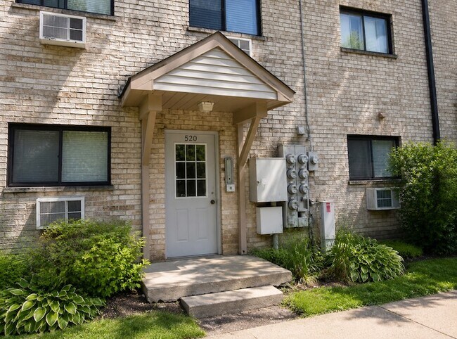 Building Photo - 520 E Spruce Dr