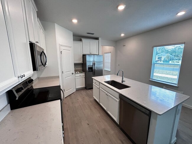 Building Photo - Beautiful Newer Build 3/2.5 with Internet ...