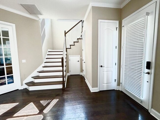 Building Photo - Stunning 3/2.5 Stylish Home with a Detache...