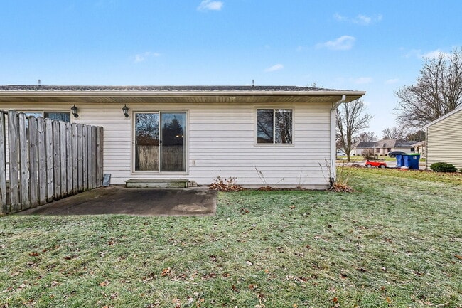 Building Photo - 2 bedroom Duplex - $1250/Month