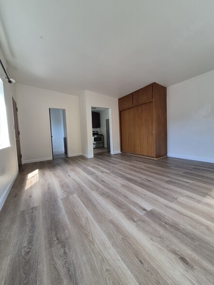 Building Photo - 3443 Cahuenga Blvd W