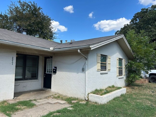 Building Photo - 2211 Granada Dr