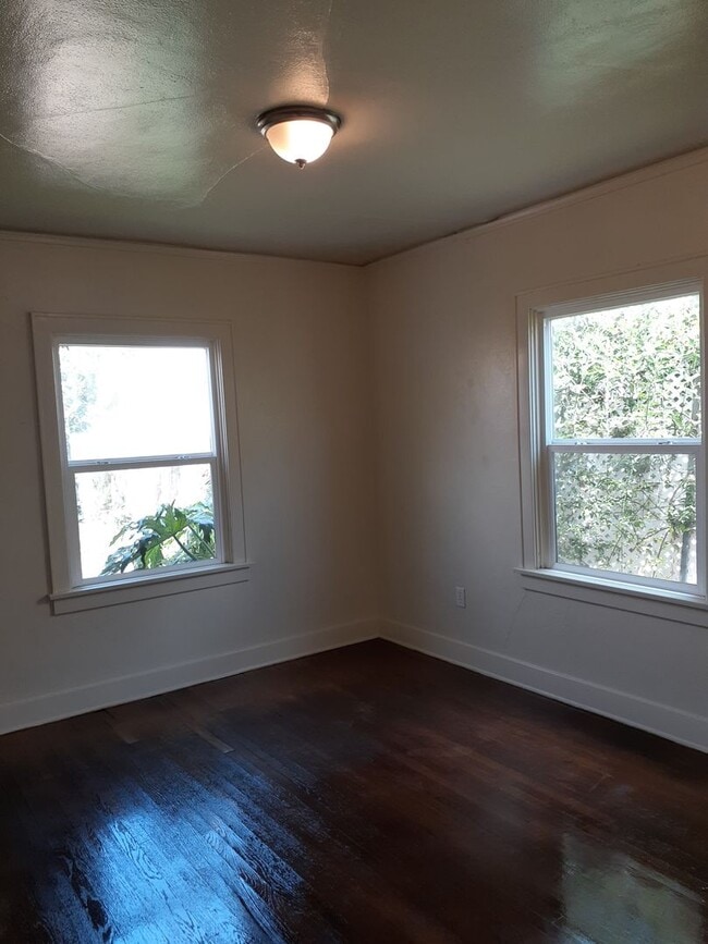 Building Photo - Great 3 Bedroom Home Located in Normal Hei...