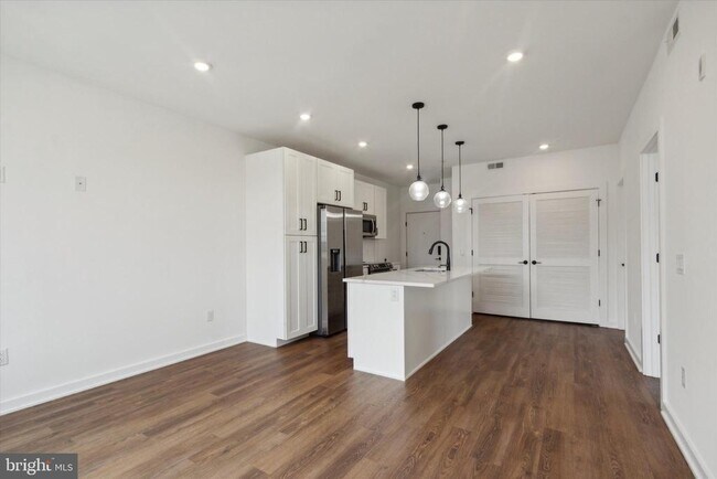 Building Photo - 2421 N Mascher St