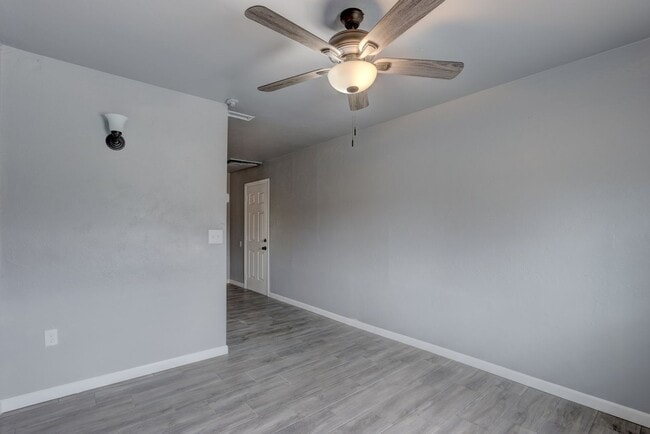 Building Photo - This Cute and Cozy 4 Bed, 2 Bath Home is Available now!!