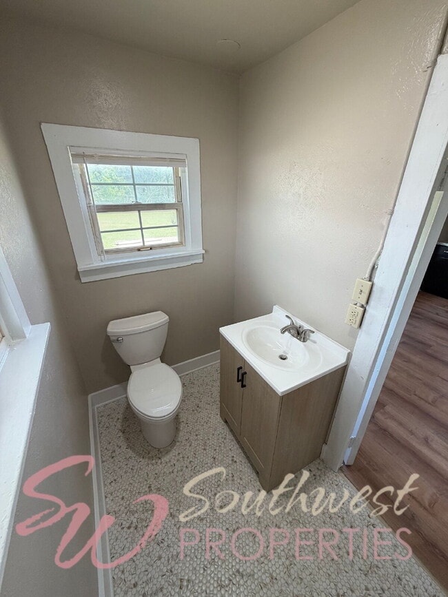 Building Photo - Charming Newly Remodeled 1 Bed / 1 Bath with Spa-Like Bathroom