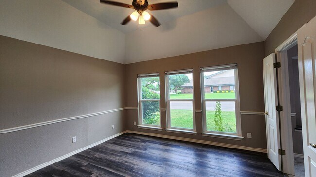 Building Photo - Remodeled with Luxurious Finishes!