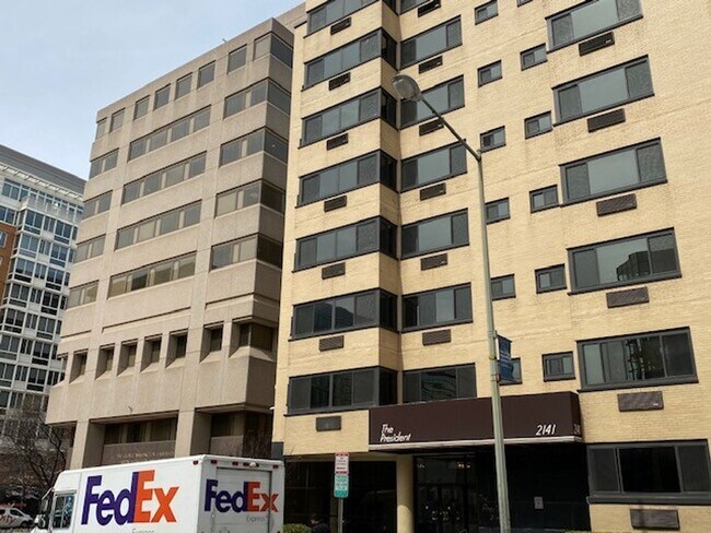 Building Photo - Unique Studio in Foggy Bottom with Solarium Near GW University and Hospital. An Exceptional Find!