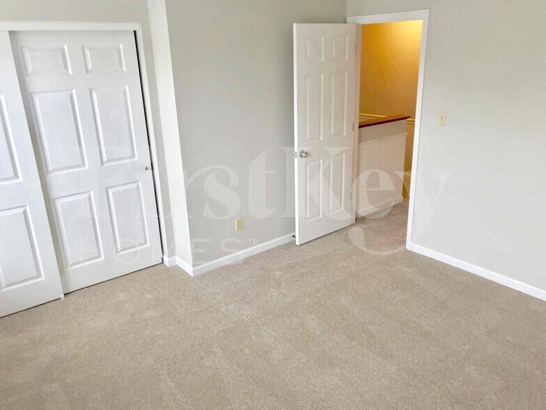 Building Photo - 9 Kingsmont Ct