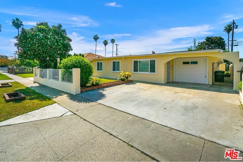 Building Photo - 430 E 184th St