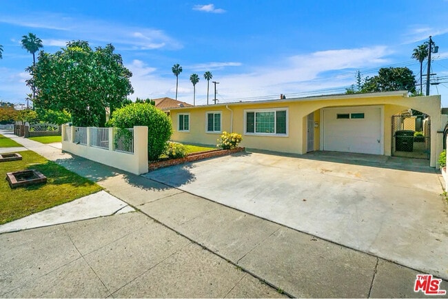 Building Photo - 430 E 184th St