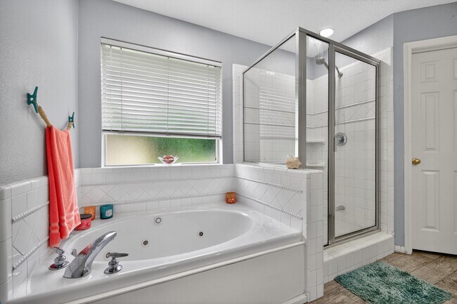 Building Photo - 1017 Pin Oak Dr