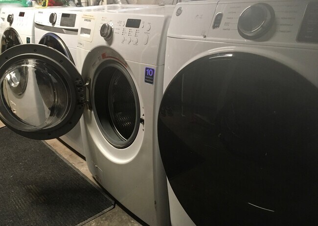 Building Photo - 2338 N Avers Ave