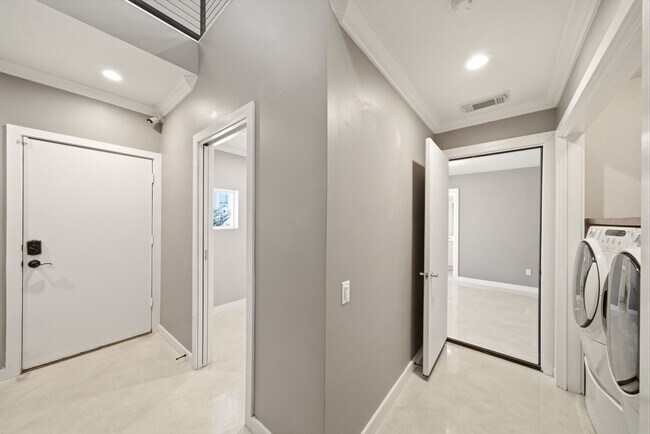 Building Photo - 913 Saulnier St