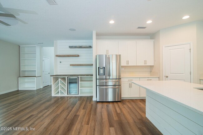 Building Photo - 690 Windermere Way