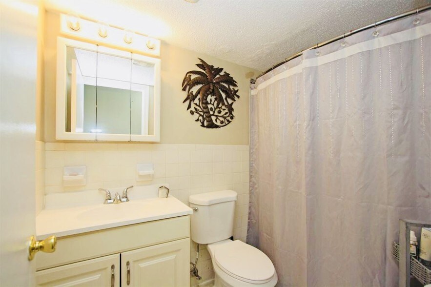 Full Bathroom - 9 Louisburg Square