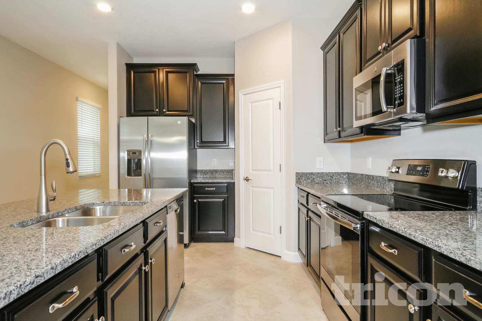 Building Photo - 9735 Ivory Dr