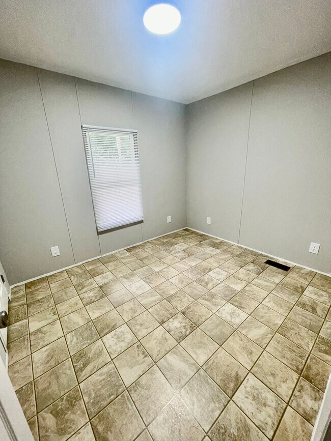 Building Photo - Discover this 4-bedroom, 2-bath home in Claremont, NC