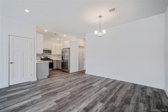 Building Photo - 725 Eastview Dr