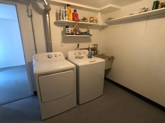 Building Photo - Newer & Modern 3 Bed., 1.5 Bath Home w/W/D...