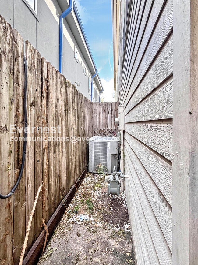 Building Photo - 2244 La Branch St