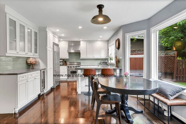 Building Photo - Lake Oswego Perfection