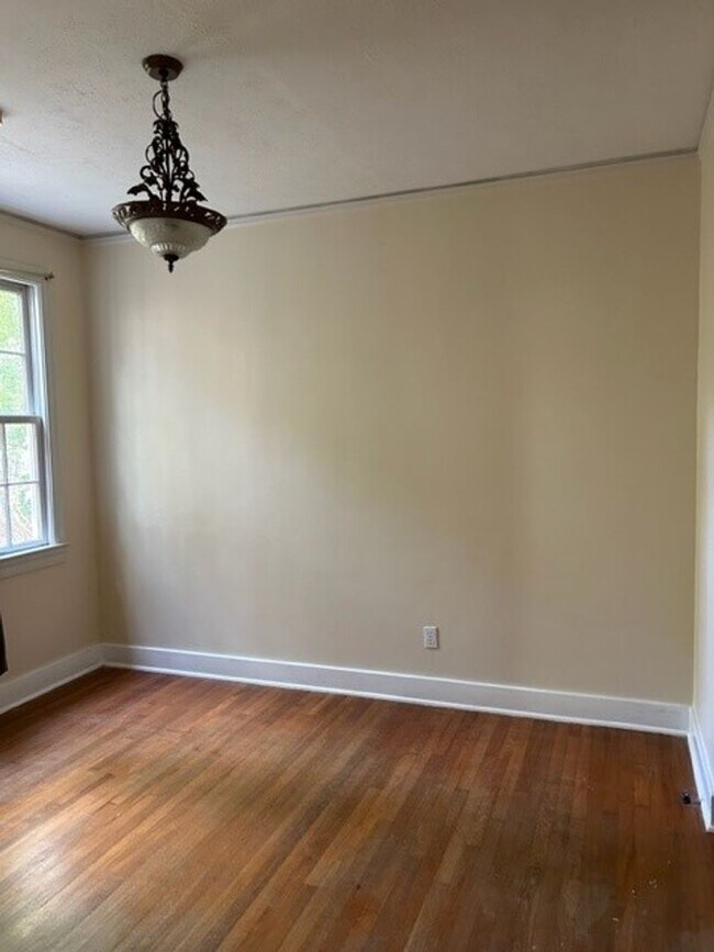 Building Photo - Beautiful Spacious Updated Home In Belhave...