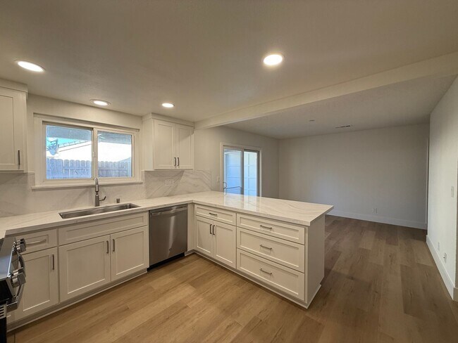 Building Photo - 1120 Village Dr