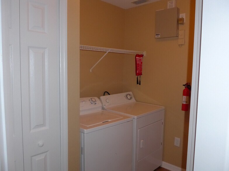 Building Photo - 5475 Vineland Rd