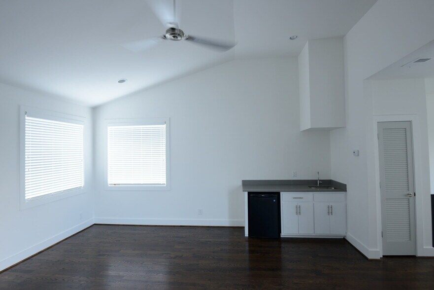 spacious recreation room - 1207 Tremont Ave