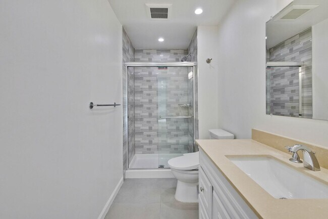 Building Photo - Remodeled 2 Bed 2 Bath Modern Condo with Bonus Loft Area