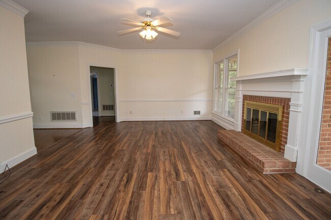 Building Photo - 2220 Montclair Dr