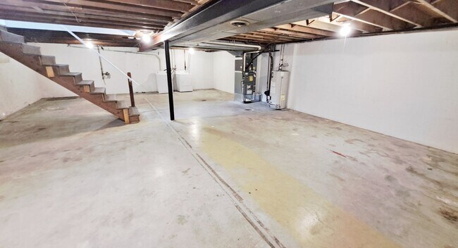 Building Photo - 400-404 Moul Avenue