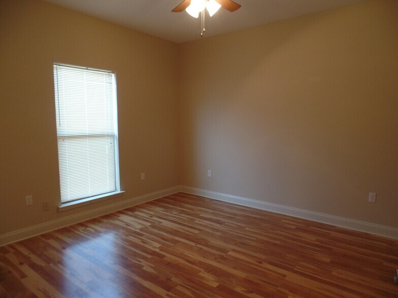 Building Photo - 205 Bella Sera Ln