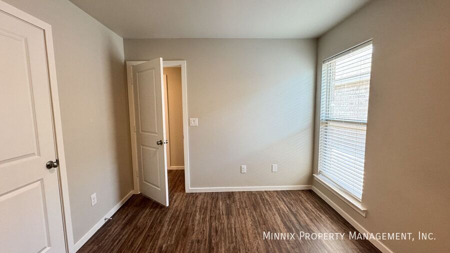 Building Photo - 2033 Kenwood Ave
